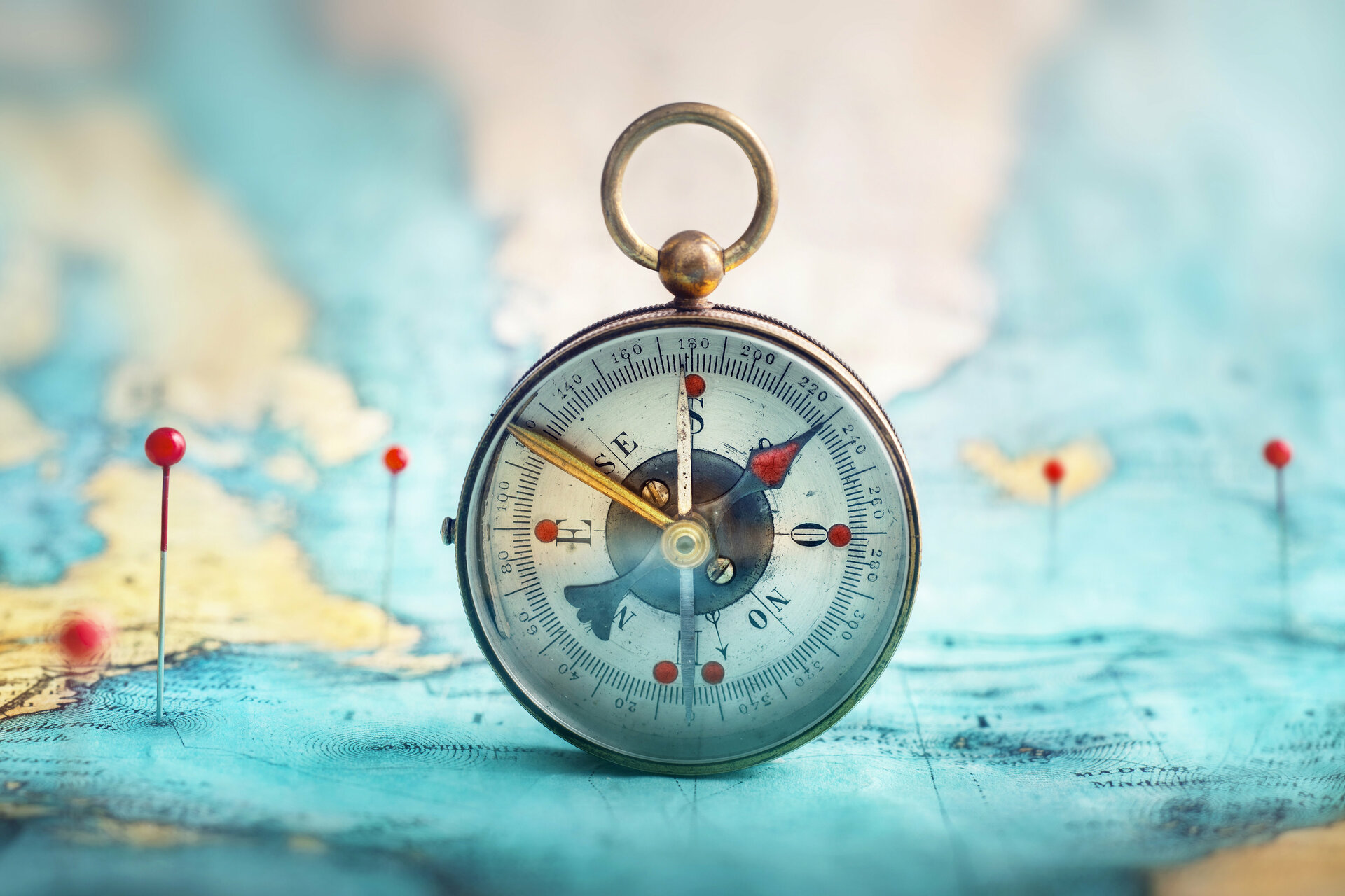 Kompass auf einer Weltkarte
